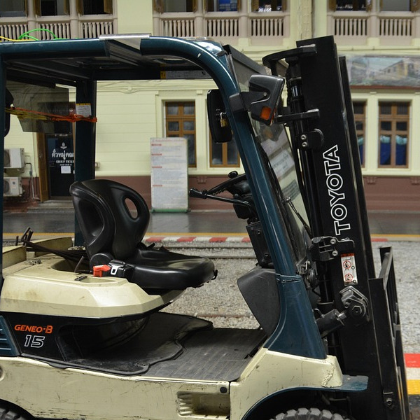 forklift warehouse pallet
